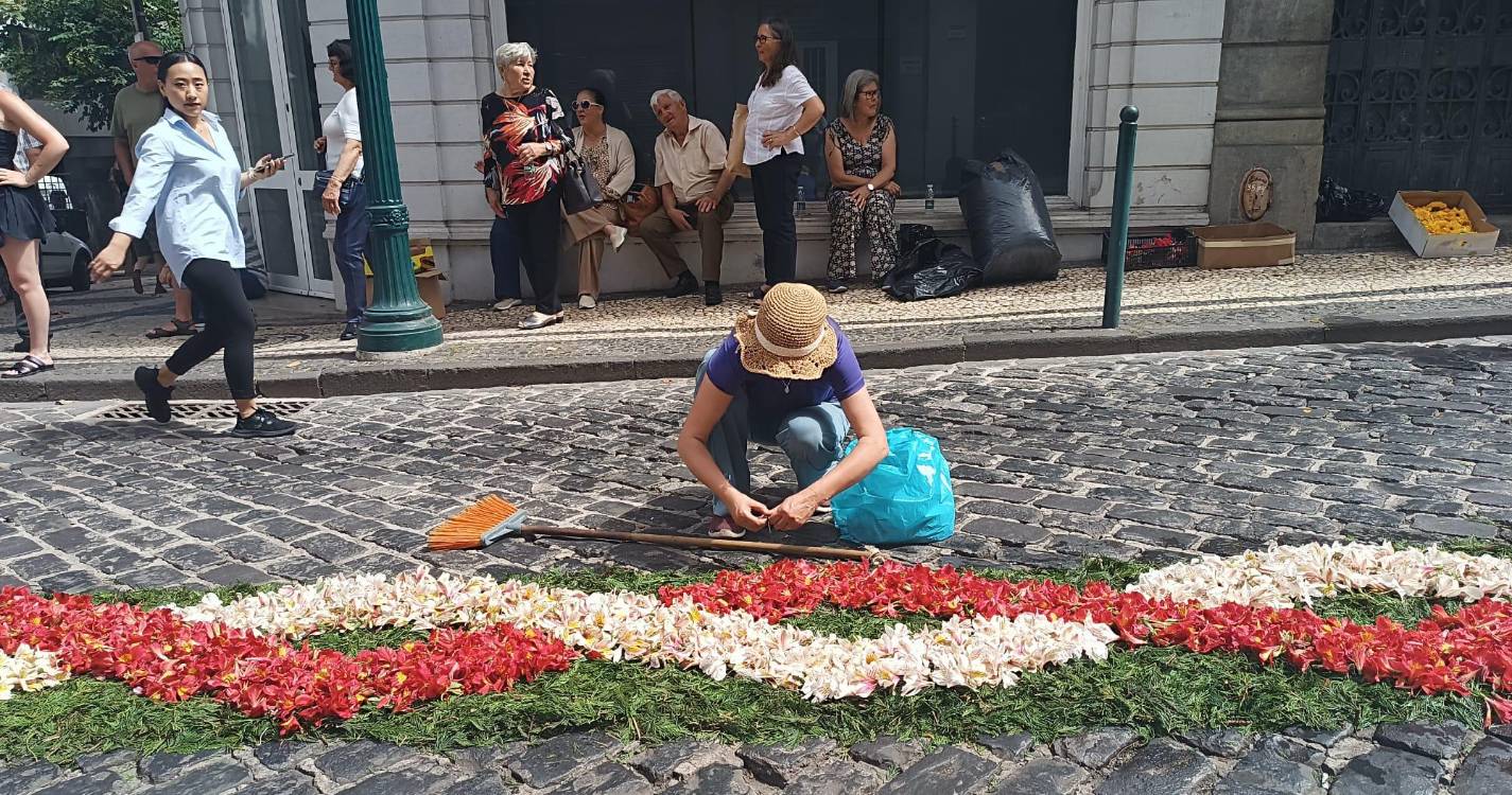 Centenas de fiéis preparam a cerimónia do Corpo de Deus no Funchal