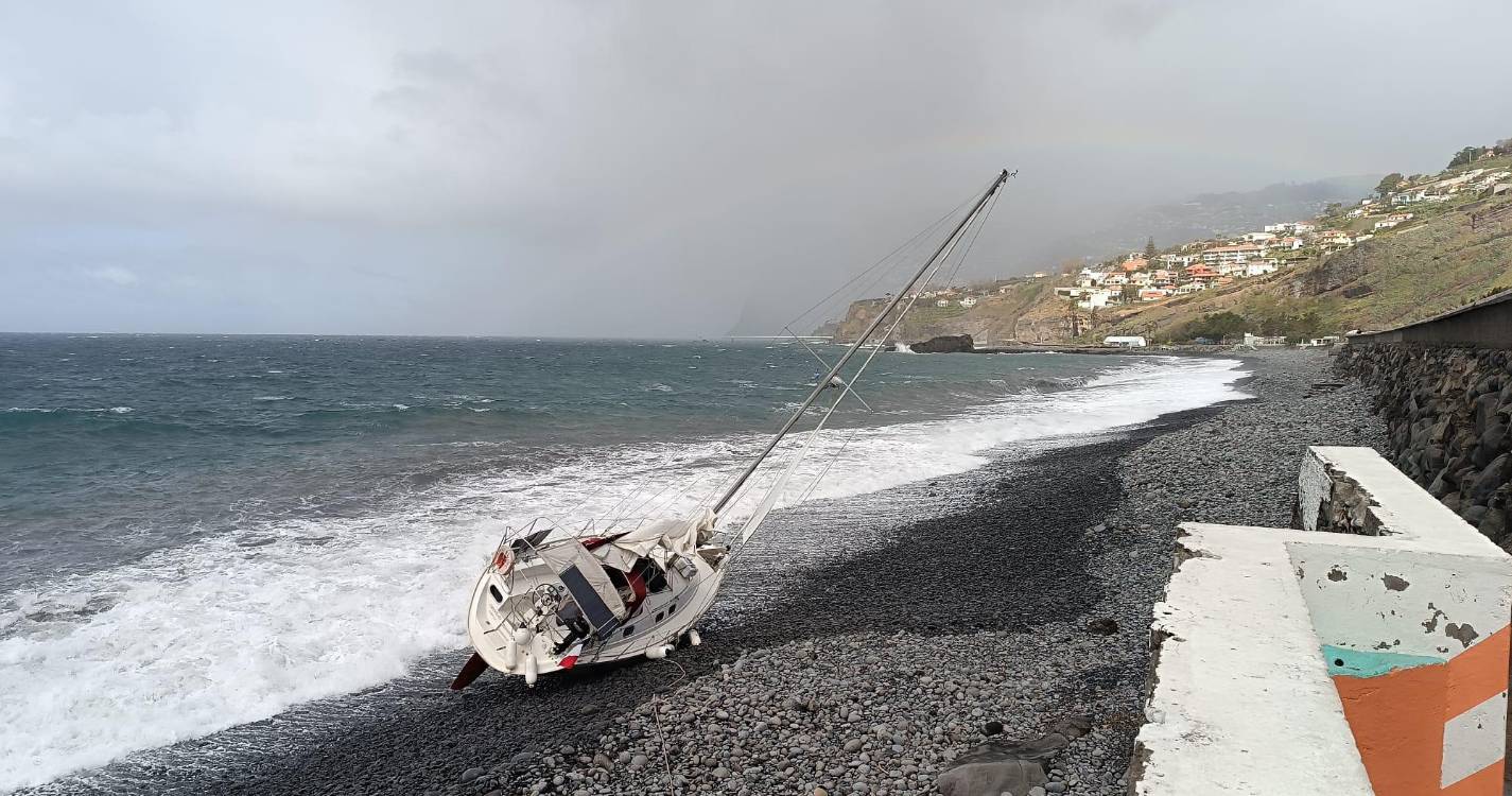 Veleiro encalhou na Praia Formosa