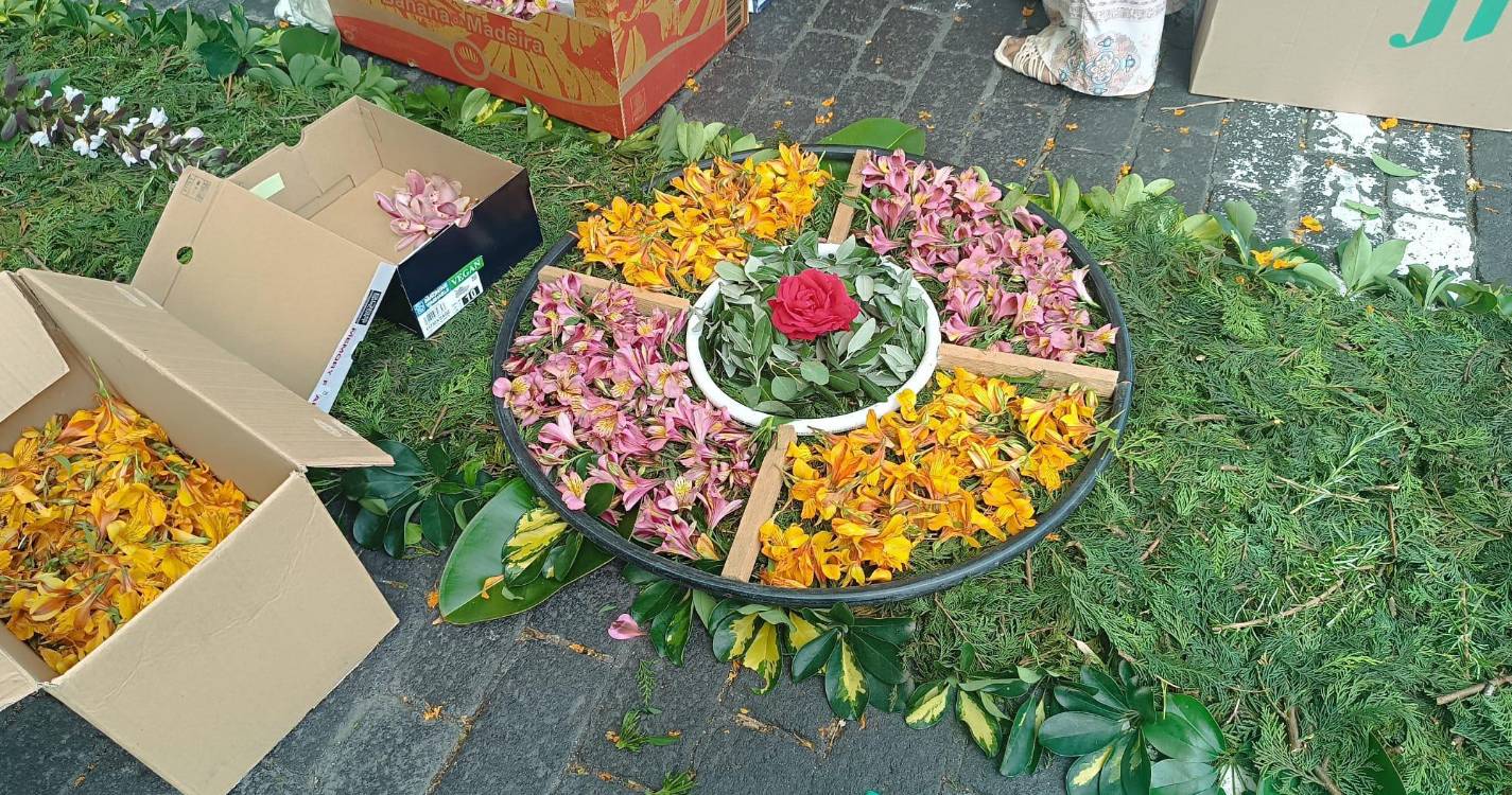 Centenas de fiéis preparam a cerimónia do Corpo de Deus no Funchal