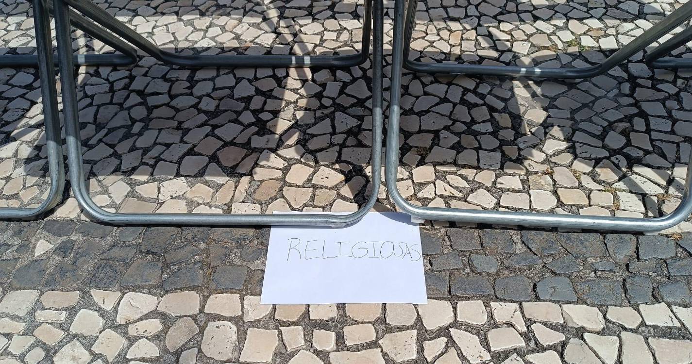 Centenas de fiéis preparam a cerimónia do Corpo de Deus no Funchal