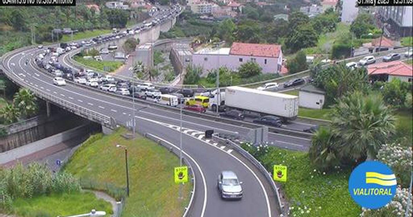 Acidente causa encerramento da Via Rápida no sentido Funchal-Caniço