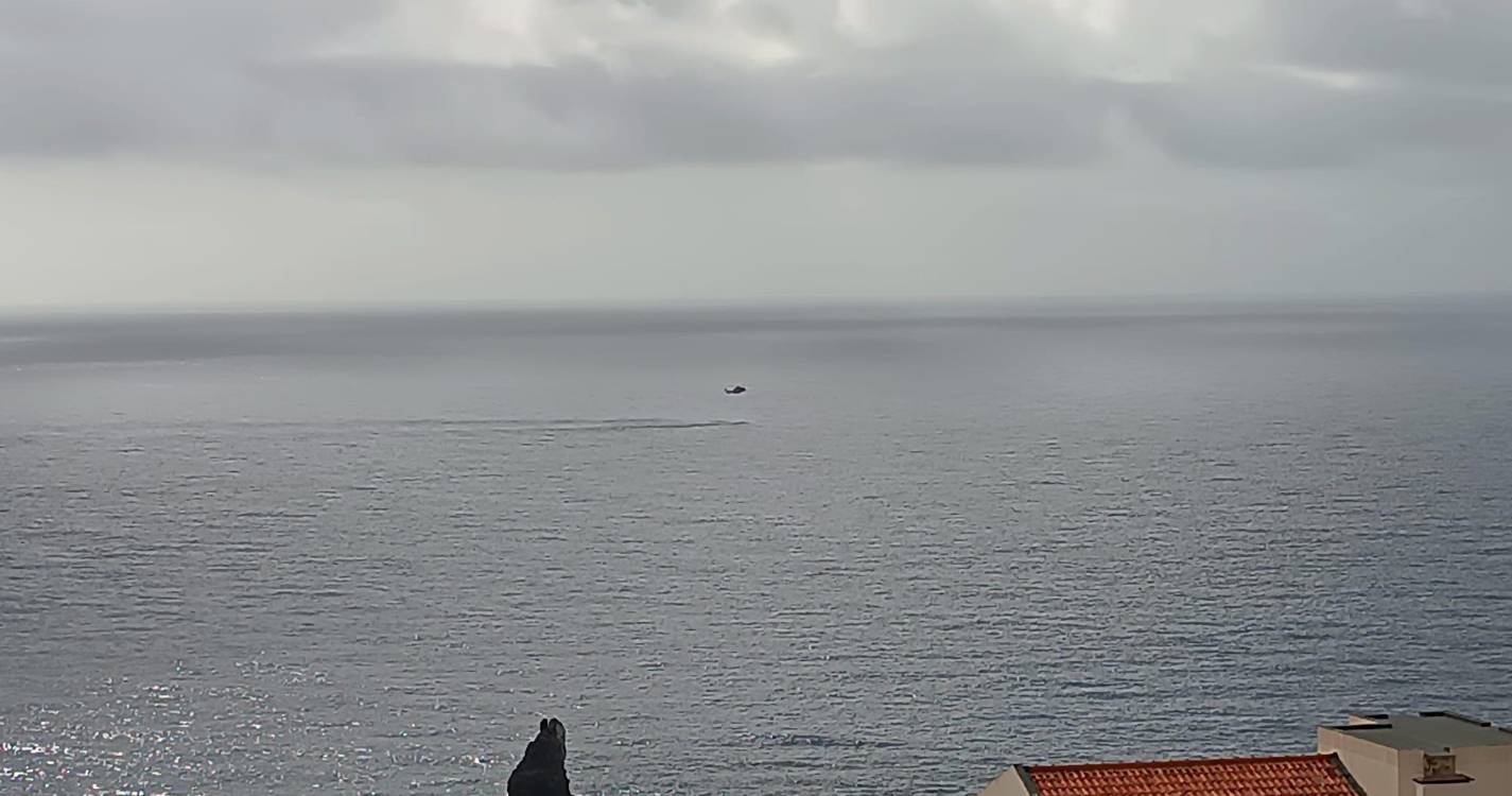 Helicóptero em manobras ao largo do Lido (com vídeo)