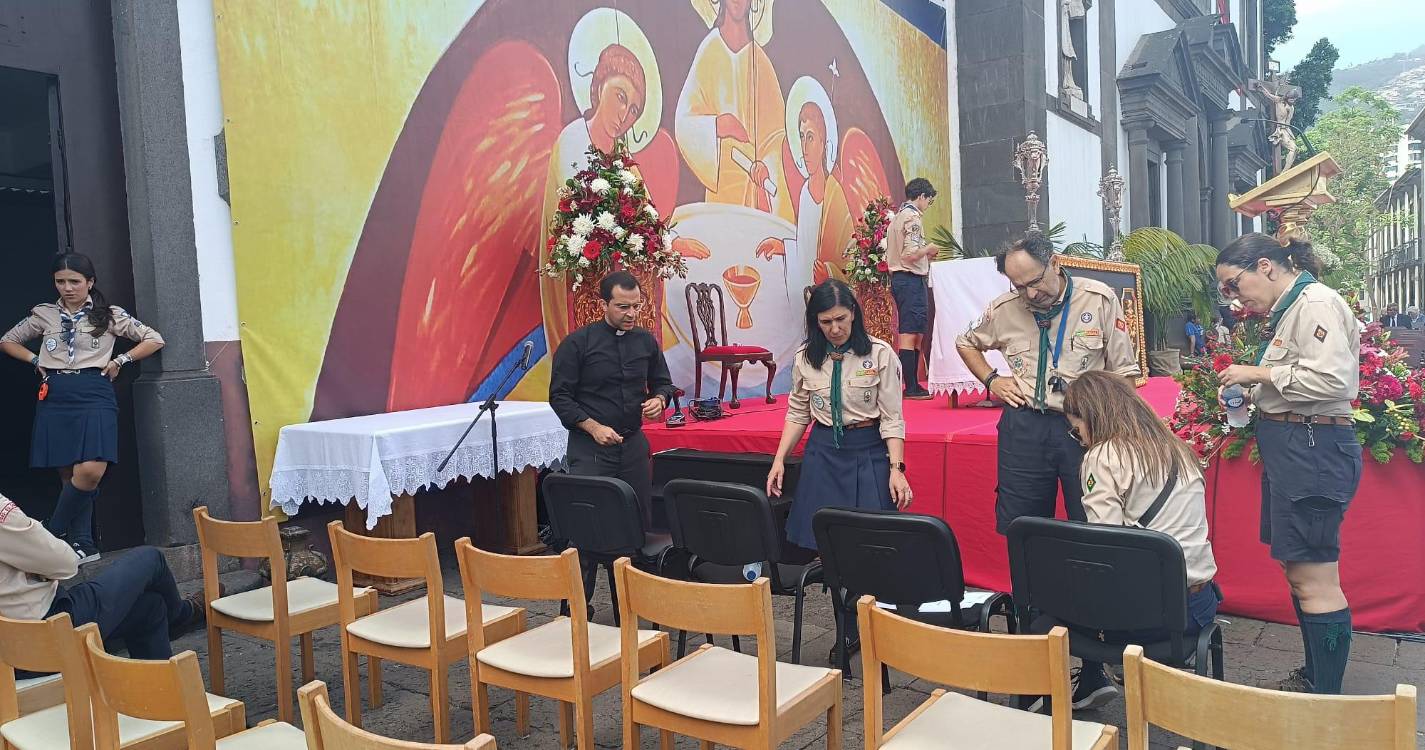 Centenas de fiéis preparam a cerimónia do Corpo de Deus no Funchal