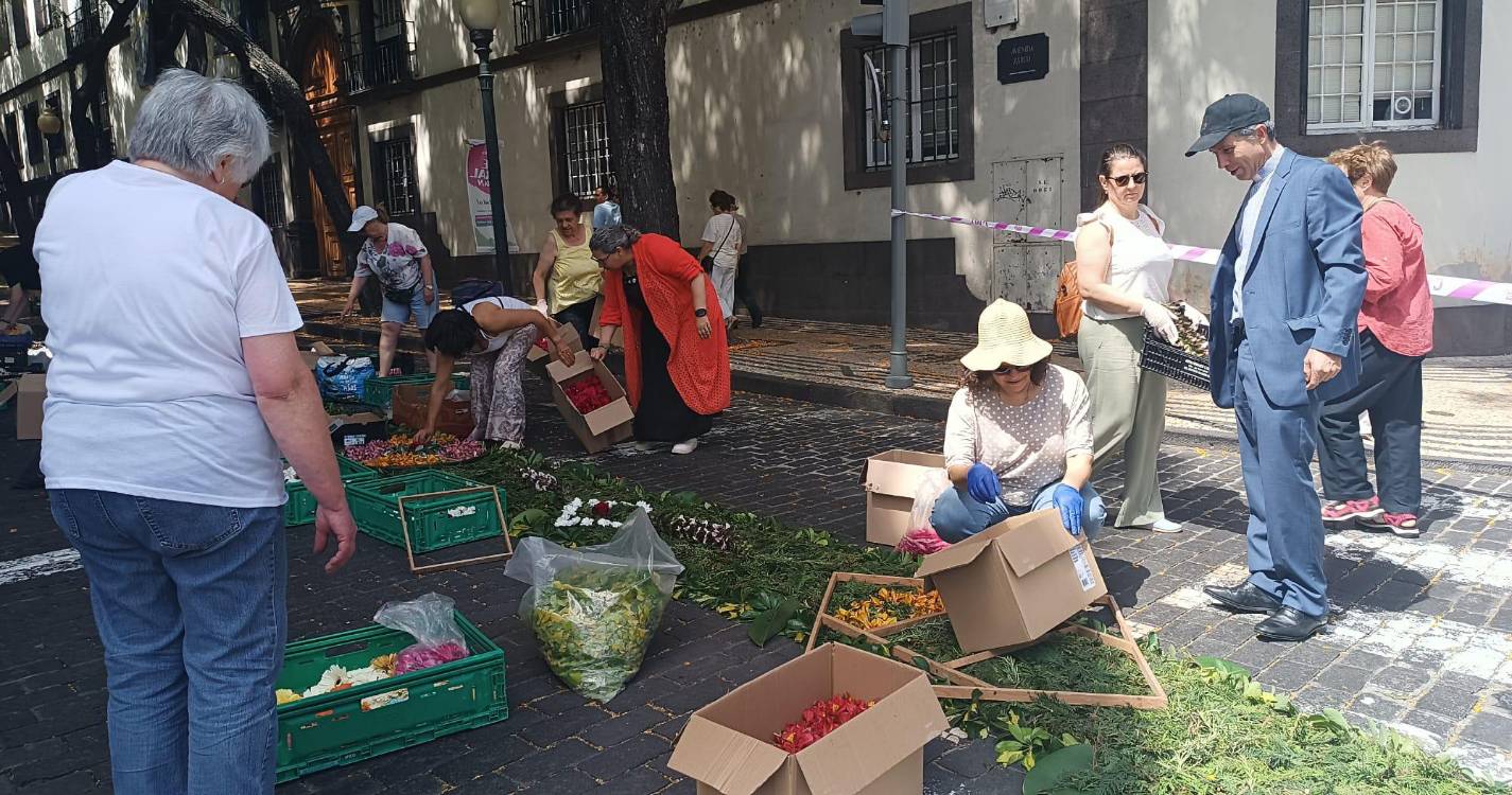 Centenas de fiéis preparam a cerimónia do Corpo de Deus no Funchal