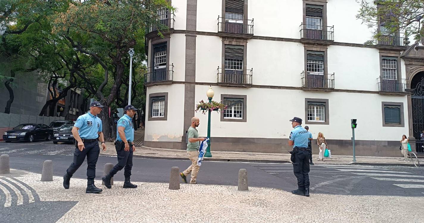 Cidadão com bandeira de Israel intercetado pela PSP