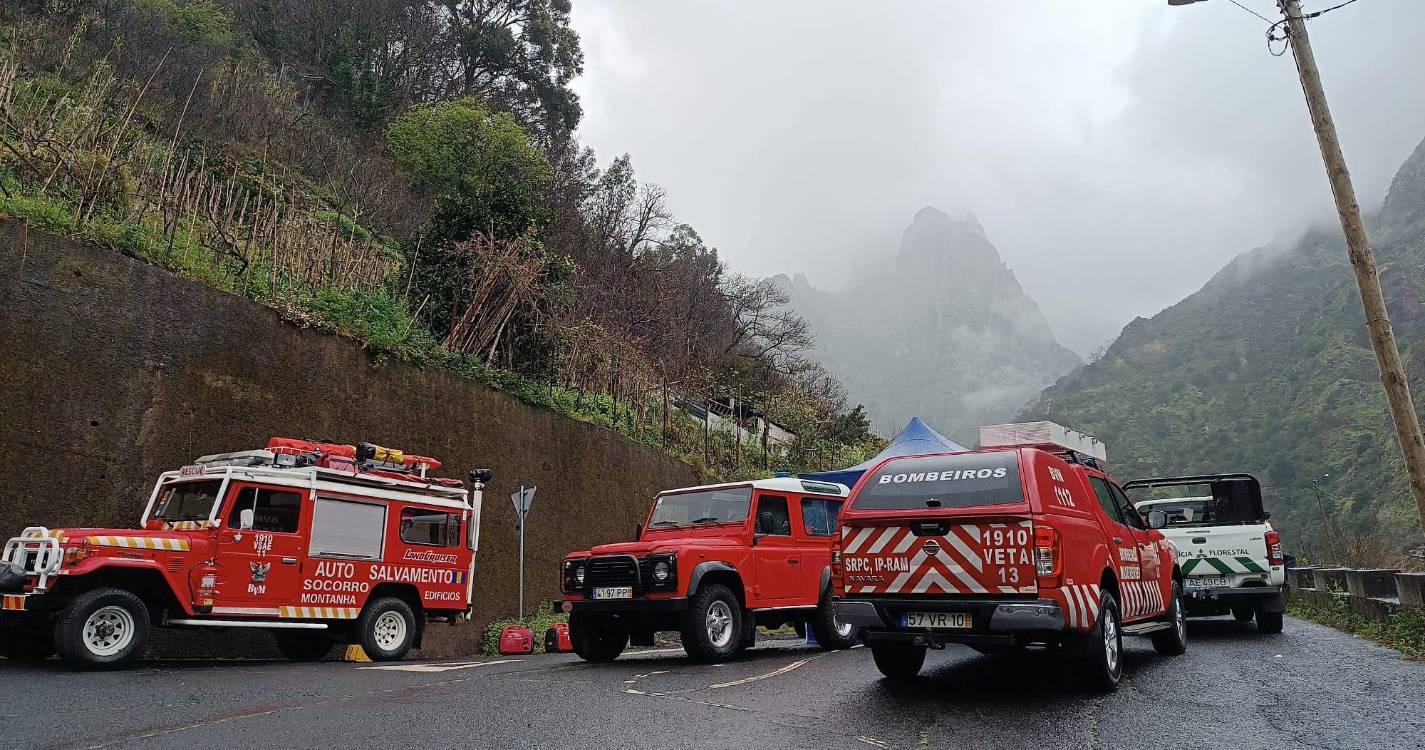 Resgate: Bombeiros e turistas fazem regresso debaixo de chuva e nevoeiro (com vídeo)