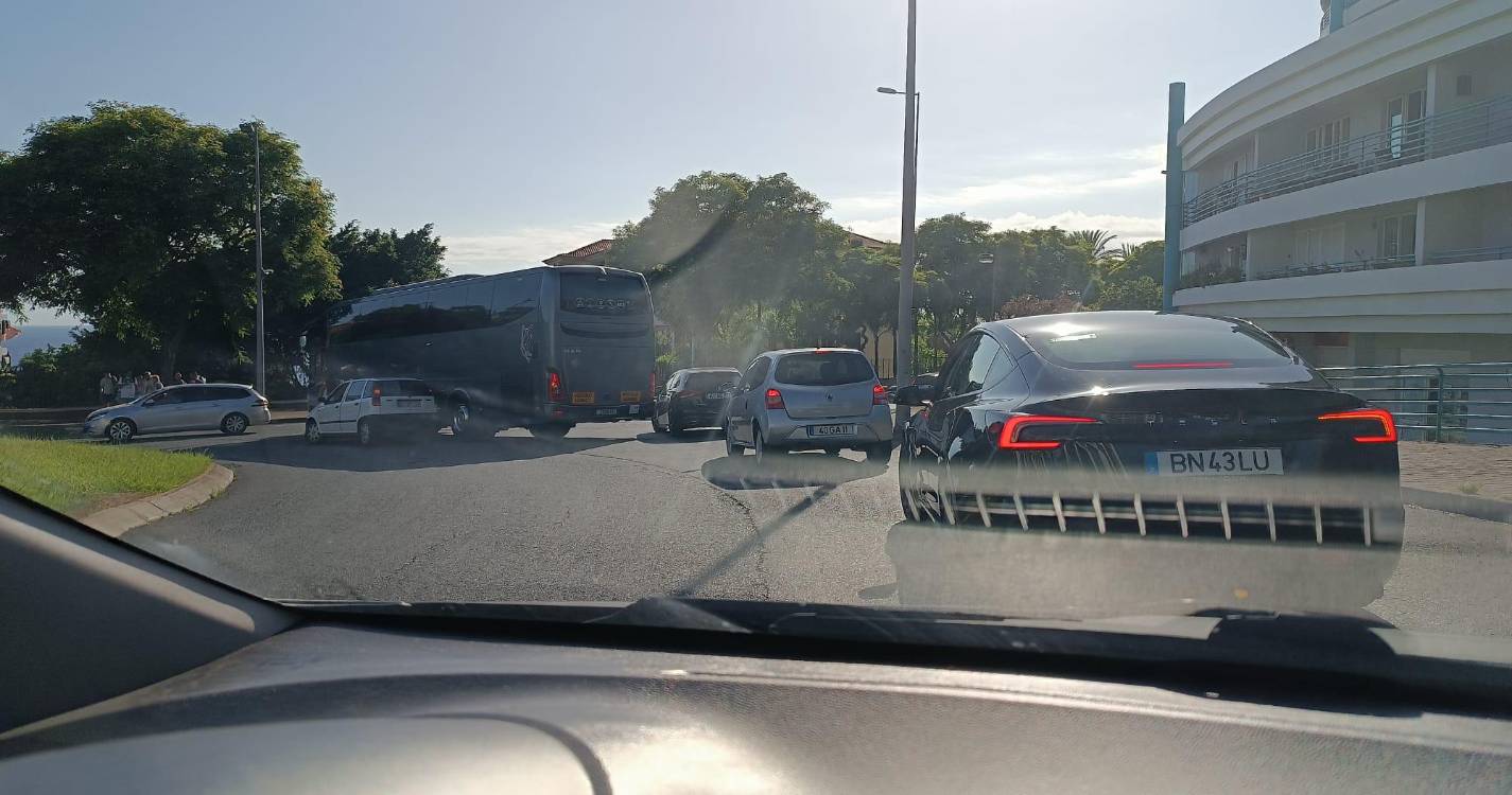 Autocarro e ligeiro colidiram na rotunda da Assicom