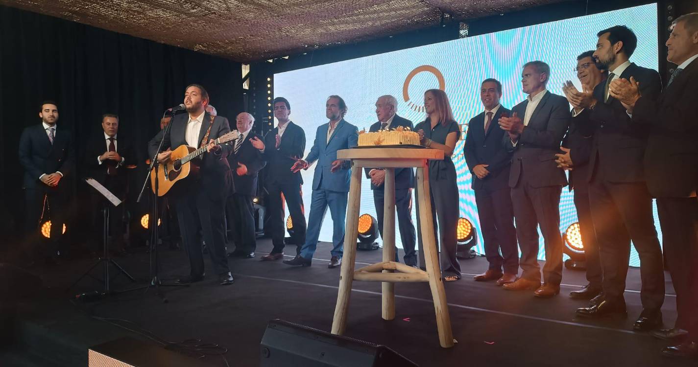 João Só compôs hino do Vila Baleira e fez o acompanhamento nos ‘Parabéns a Você’ (com vídeo)