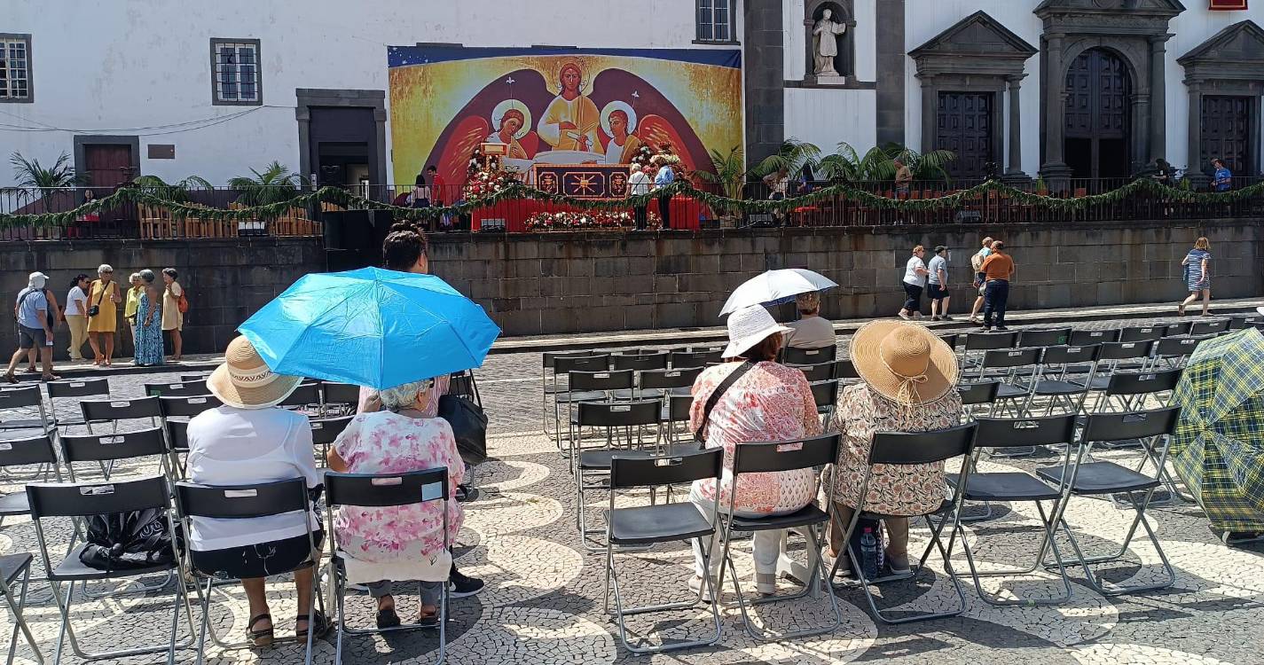 Centenas de fiéis preparam a cerimónia do Corpo de Deus no Funchal