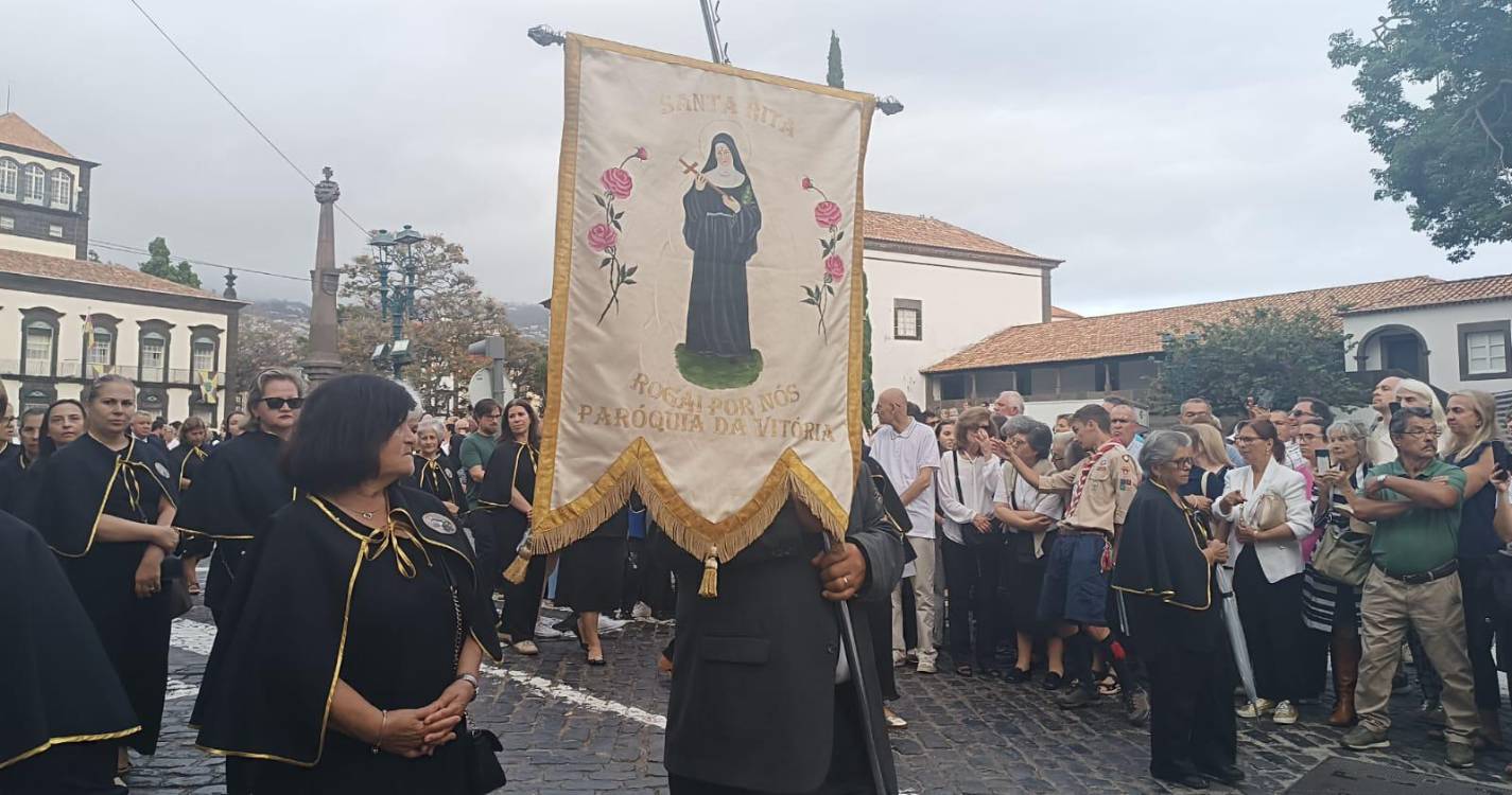 Procissão do Corpo de Deus decorre entre o Colégio e a Sé (com fotos)