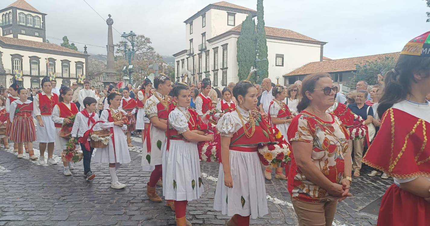 Procissão do Corpo de Deus decorre entre o Colégio e a Sé (com fotos)