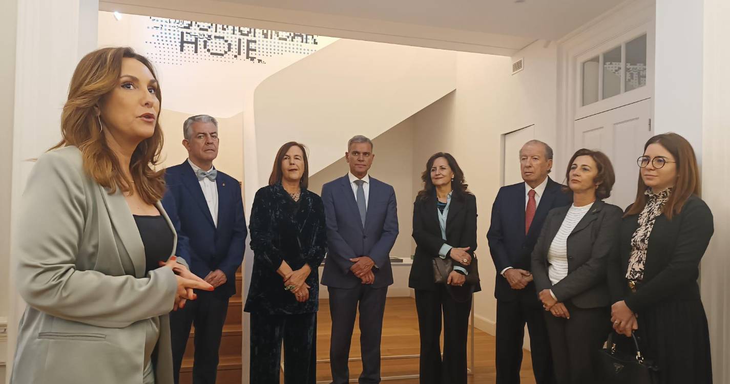 Ministra da Cultura visita Bienal Arte e Design do Funchal e presta homenagem a Maurício Reis