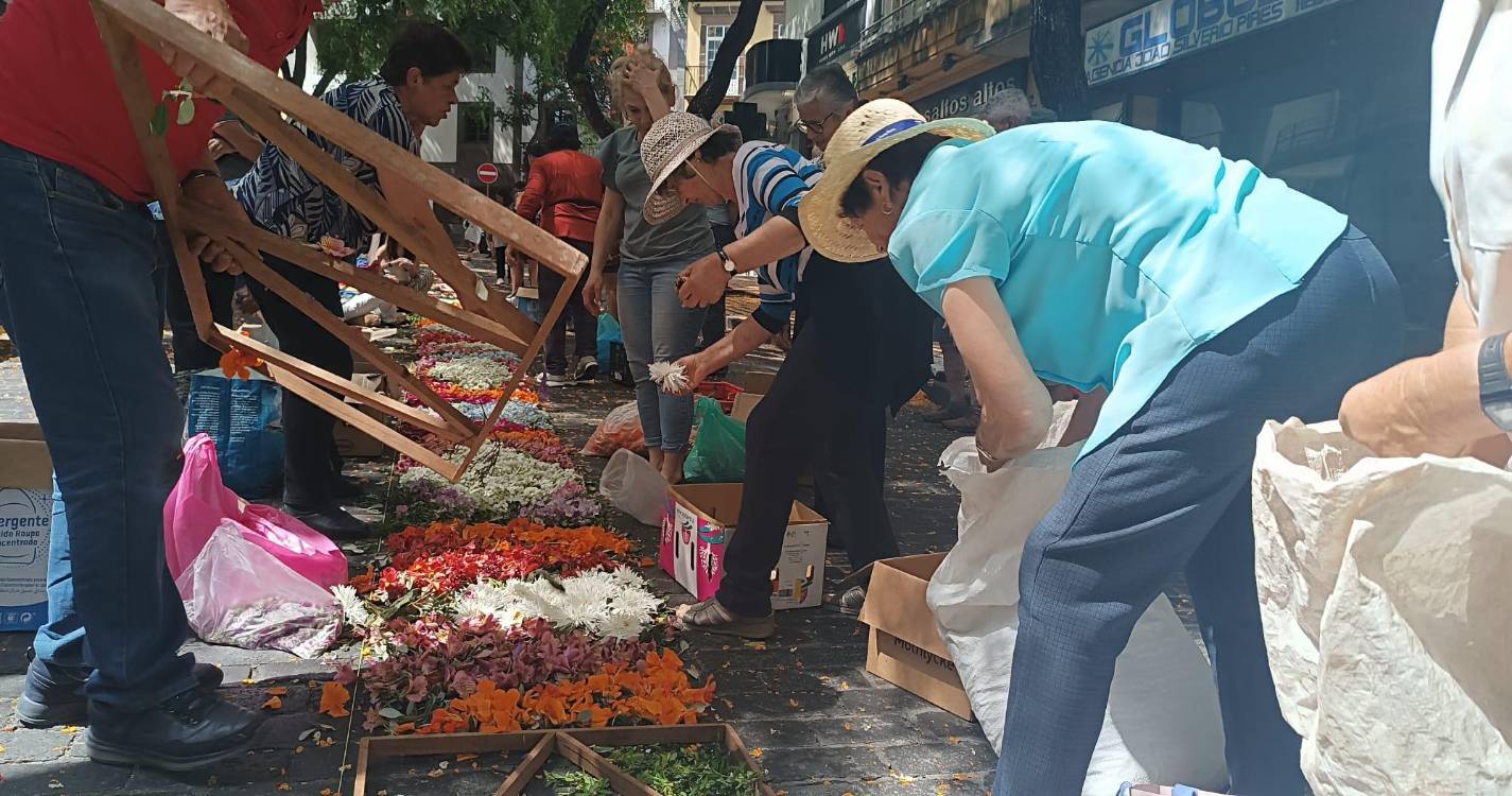 Centenas de fiéis preparam a cerimónia do Corpo de Deus no Funchal