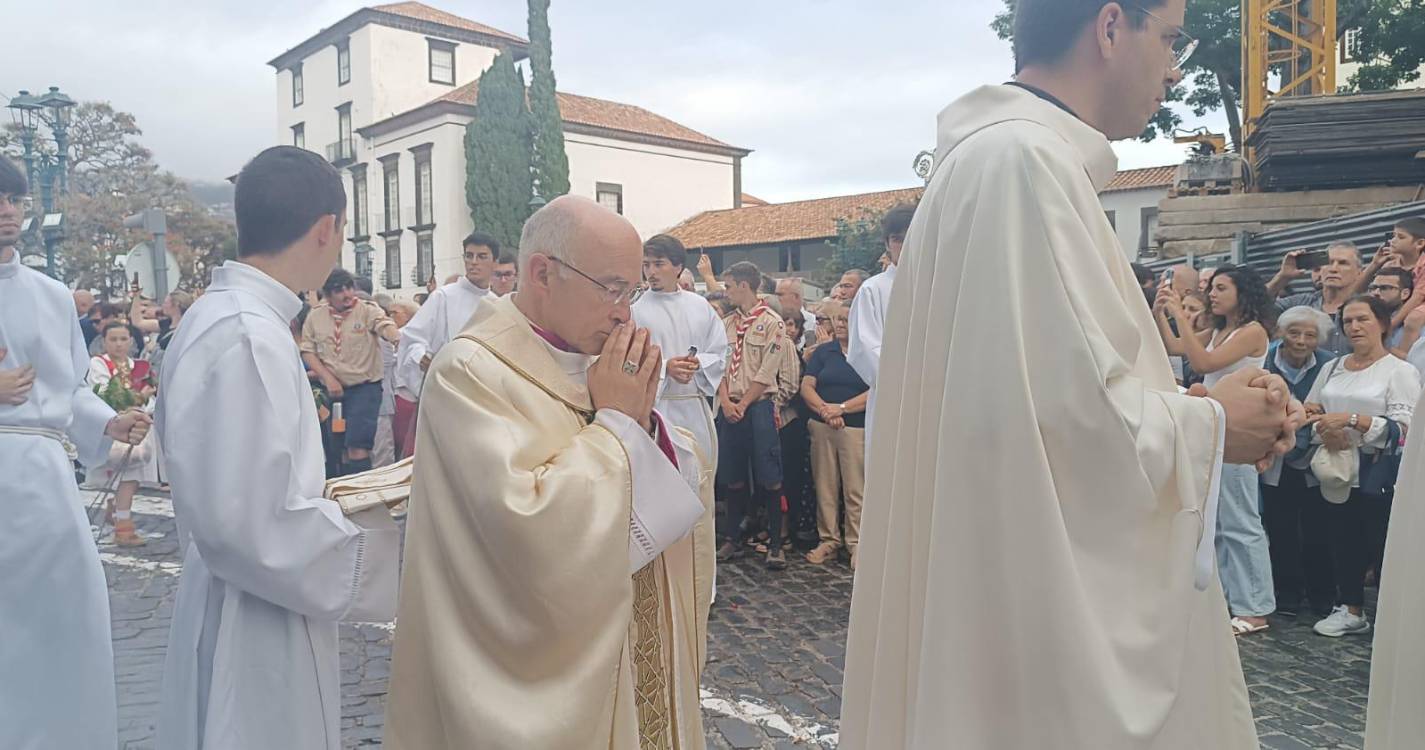 Procissão do Corpo de Deus decorre entre o Colégio e a Sé (com fotos)