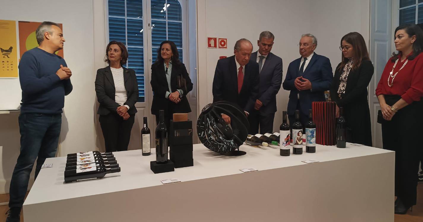Ministra da Cultura visita Bienal Arte e Design do Funchal e presta homenagem a Maurício Reis