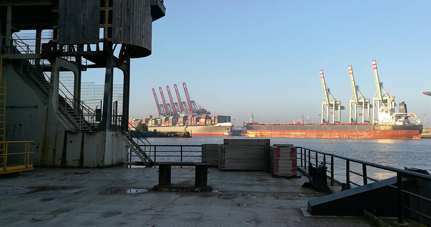 Dois petroleiros colidiram no Mar de Omã obrigando à retirada de 24 pessoas