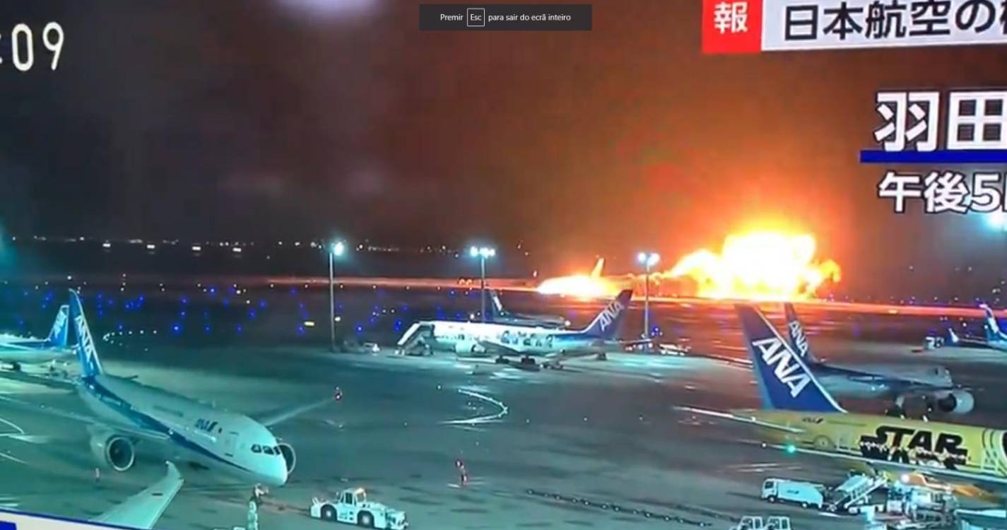 Chamas consomem avião no Aeroporto de Haneda (com vídeo)