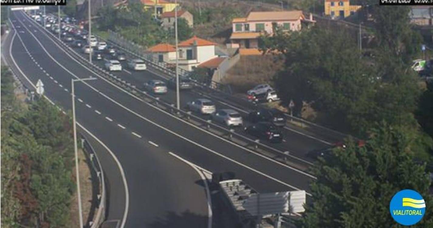 Viatura avariada condiciona trânsito na via rápida do Caniço