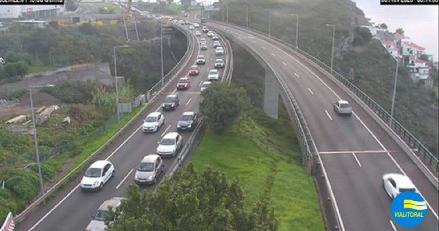 Tráfego intenso condiciona circulação na via rápida da Cancela