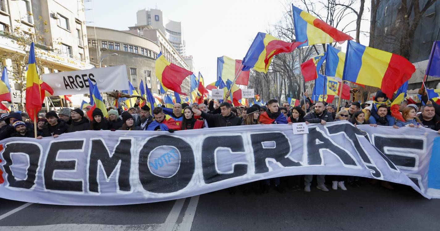 Milhares de romenos protestam novamente contra a anulação das eleições presidenciais