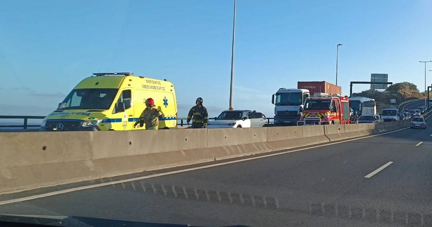 Acidente na Via Rápida condiciona trânsito entre Caniço e Machico