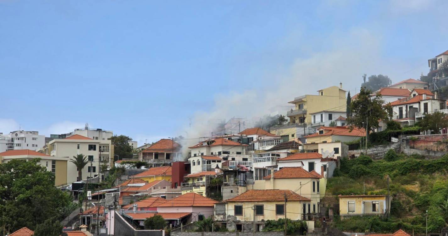 Três viaturas e sete homens combatem incêndio em anexo de residência no Funchal (com vídeo)