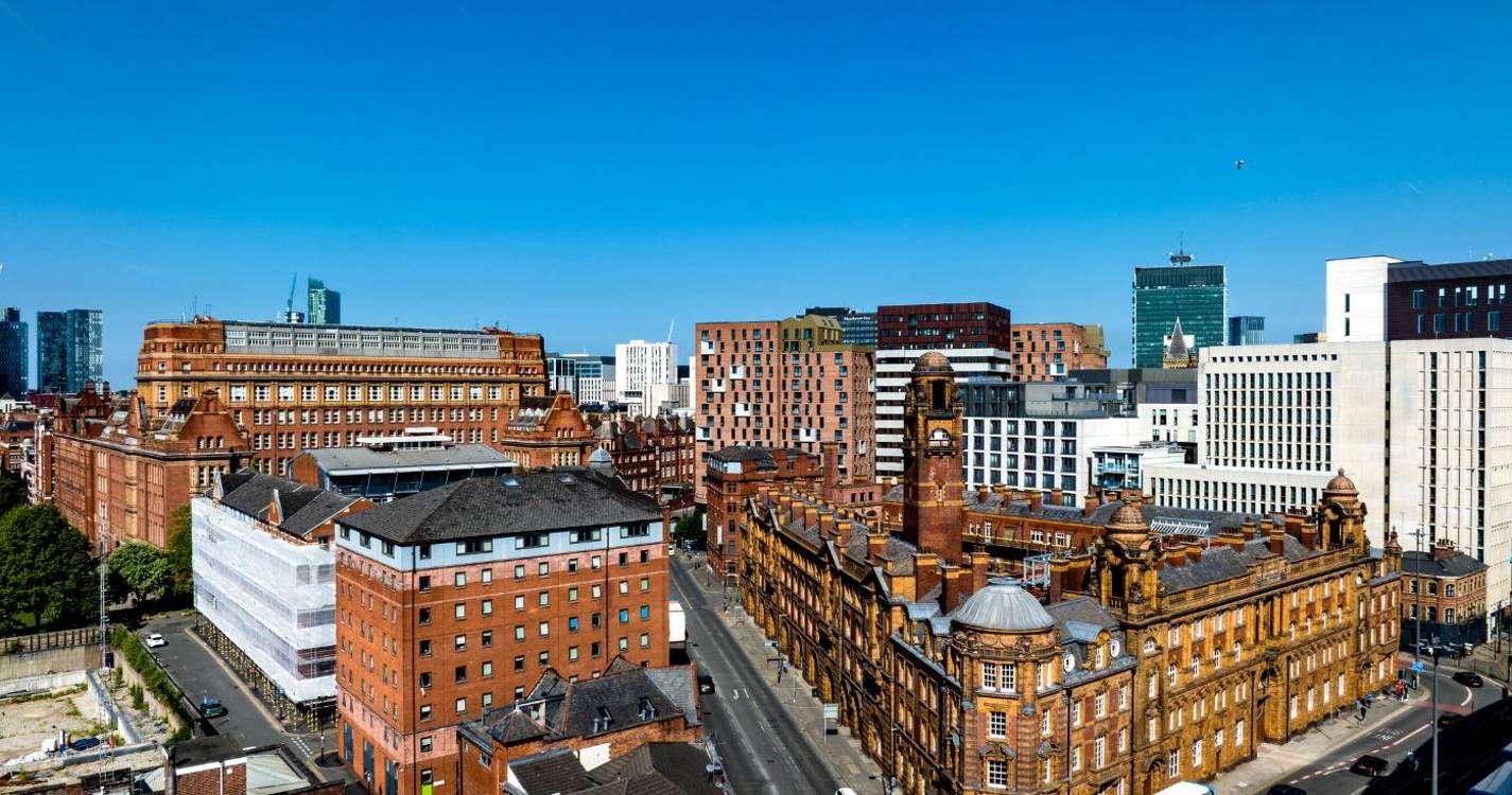 Pelo menos quatro feridos em atropelamento e esfaqueamento junto a sinagoga em Manchester