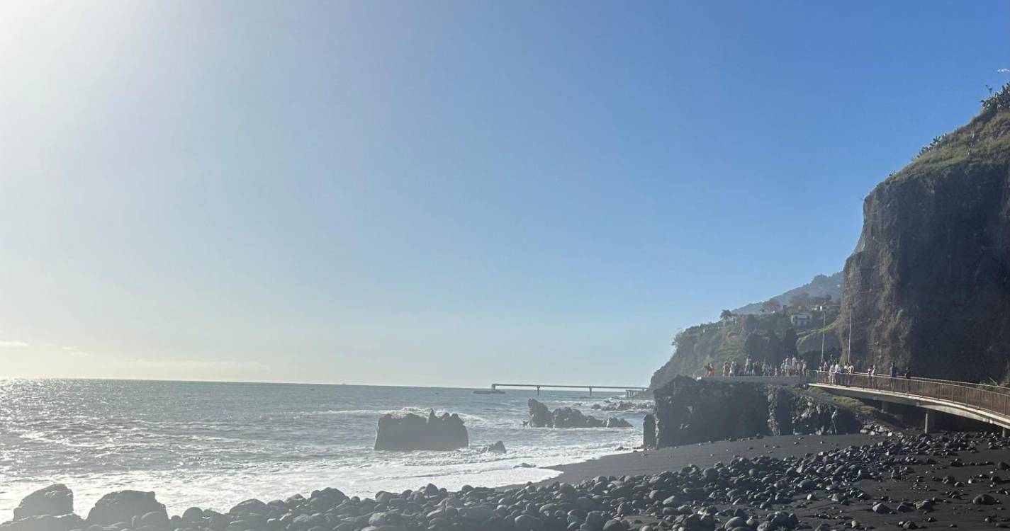 Meios da Polícia Marítima em operação de resgate na Praia Formosa