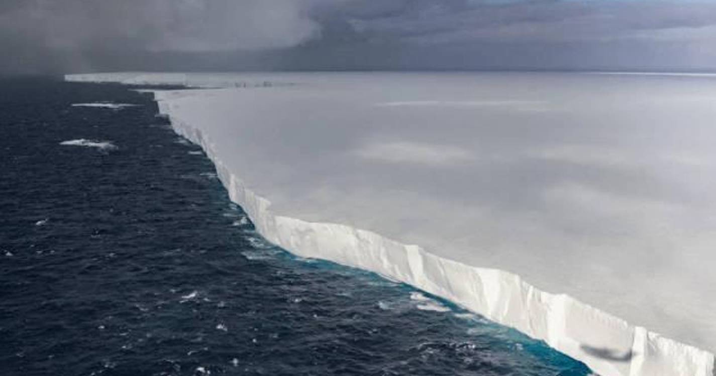 Maior icebergue do mundo trava avanço e encalha a 70 quilómetros de ilha rica em fauna