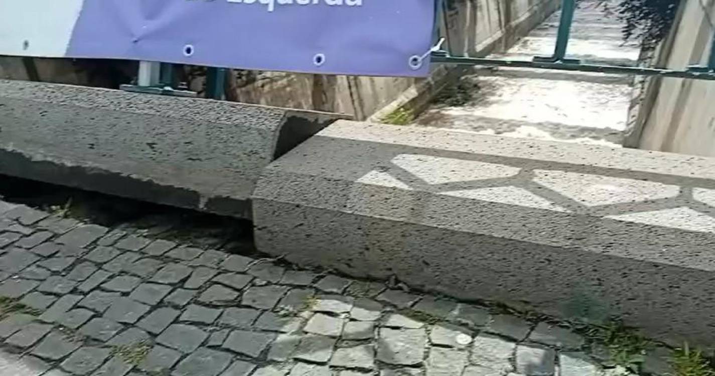 Suportes da Ponte do Bom Jesus instáveis devido ao vento e ao peso dos cartazes de campanha (com vídeo)