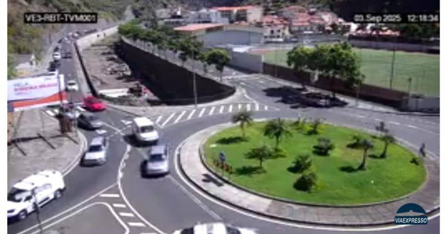 Acidente dificulta trânsito na rotunda sul da Ribeira Brava e deixa ferido um motociclista