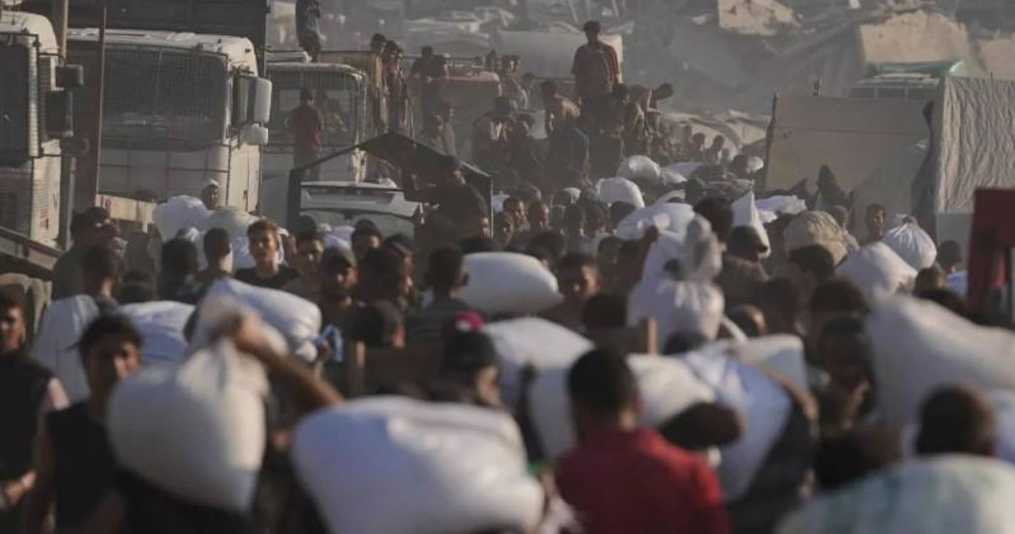 Dezenas de camiões de ajuda humanitária cruzam fronteira egípcia rumo a Gaza
