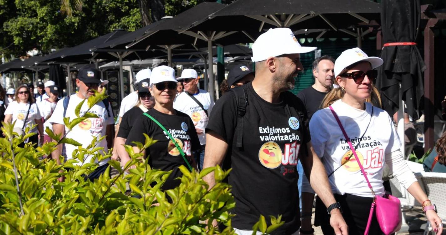 Centenas de professores preocupados com a renovação do corpo docente (com fotos)