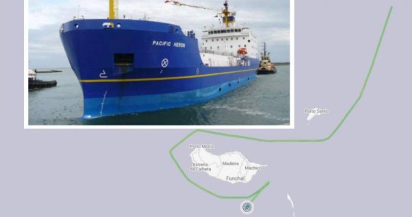 Cargueiro obrigado a afastar-se da costa