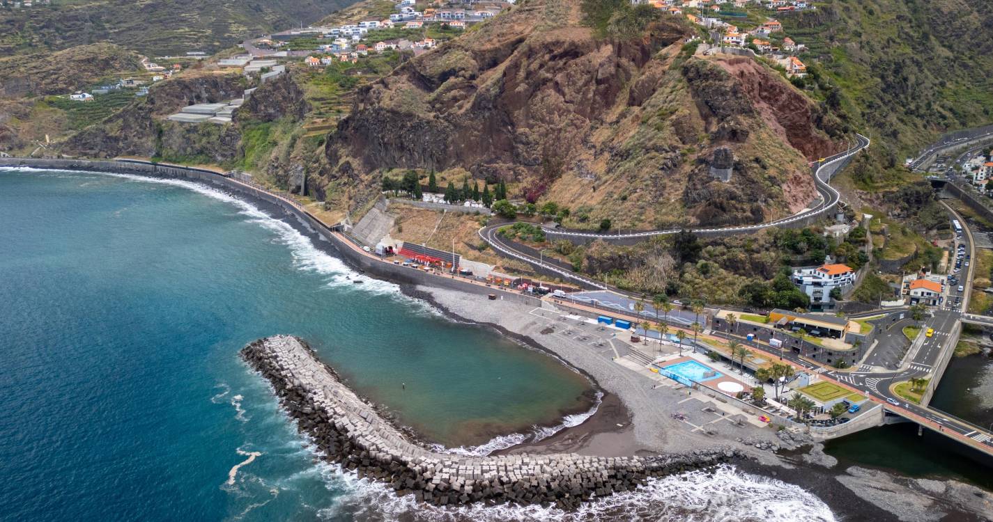 Levada entupida deixa apartamento inundado na Ribeira Brava