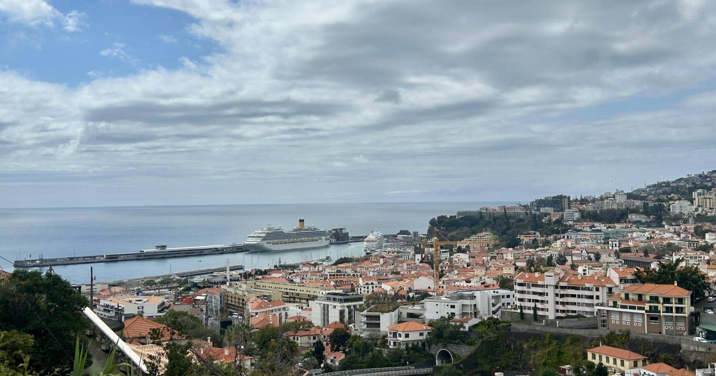 Costa Fortuna faz escala de 11 horas no Funchal