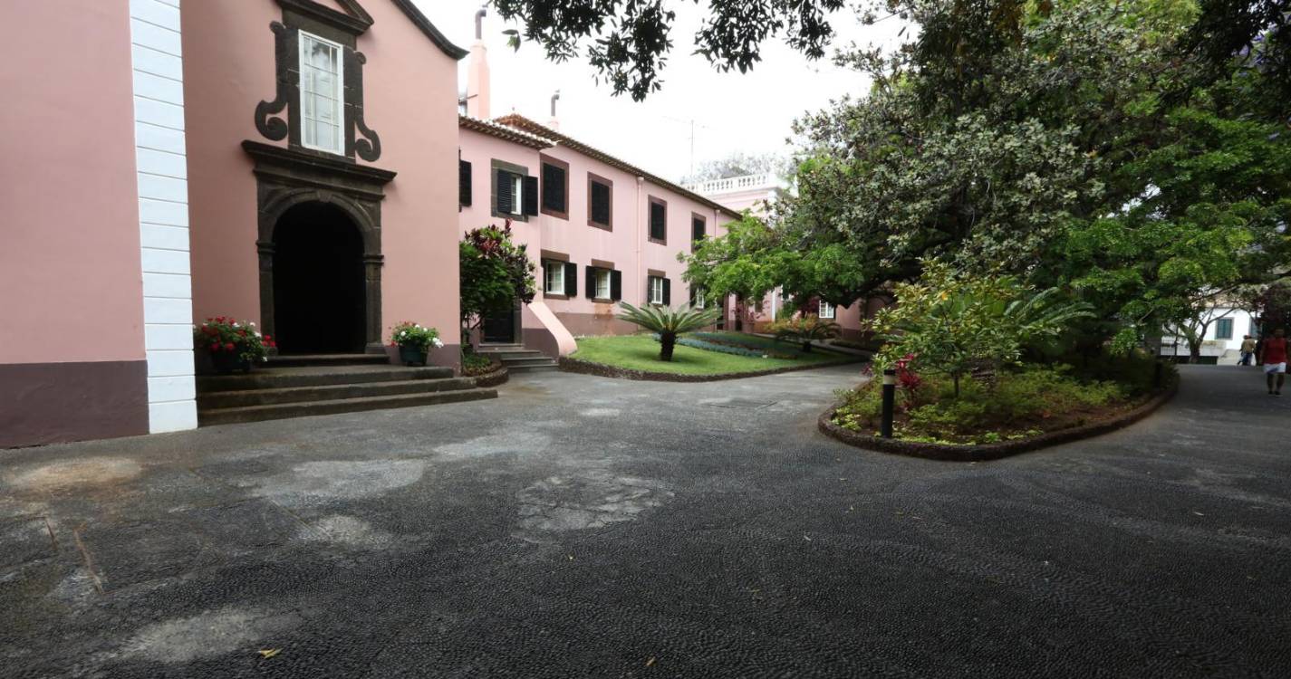 Governo renova Programa Estudante Insular, mas lembra mudanças no subsídio de mobilidade