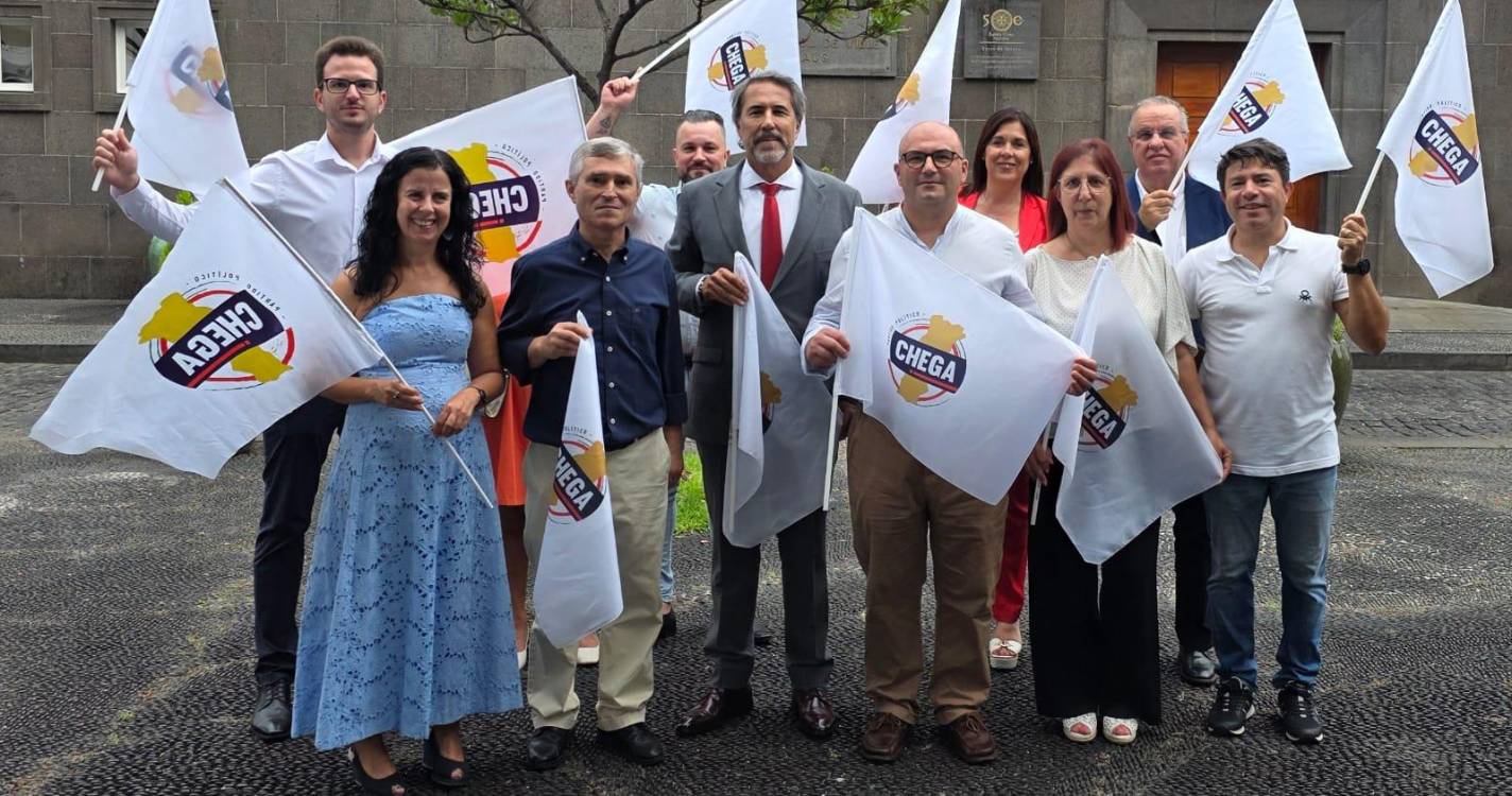 Chega apresenta candidatos à Câmara de Santa Cruz em frente ao edifício municipal