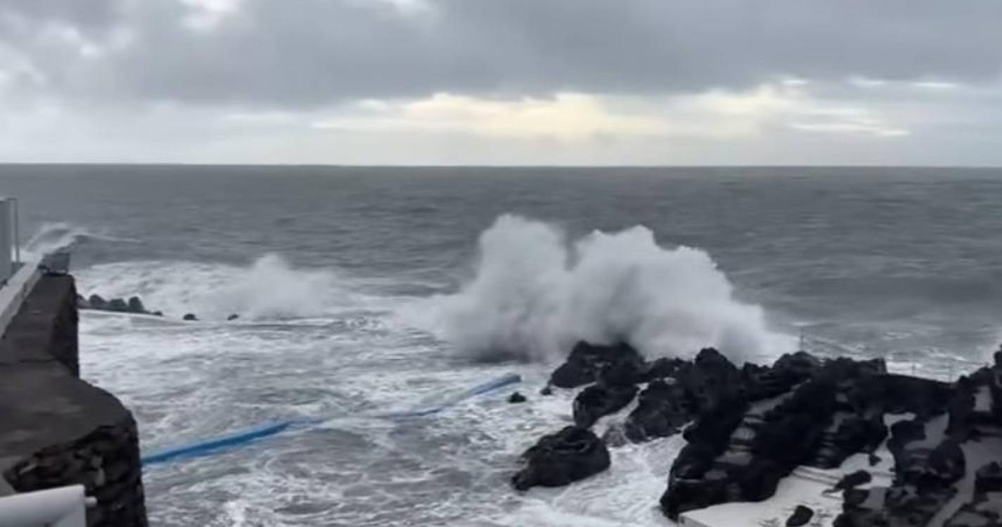 Mau tempo obriga Frente Mar a encerrar complexos balneares (com vídeos)
