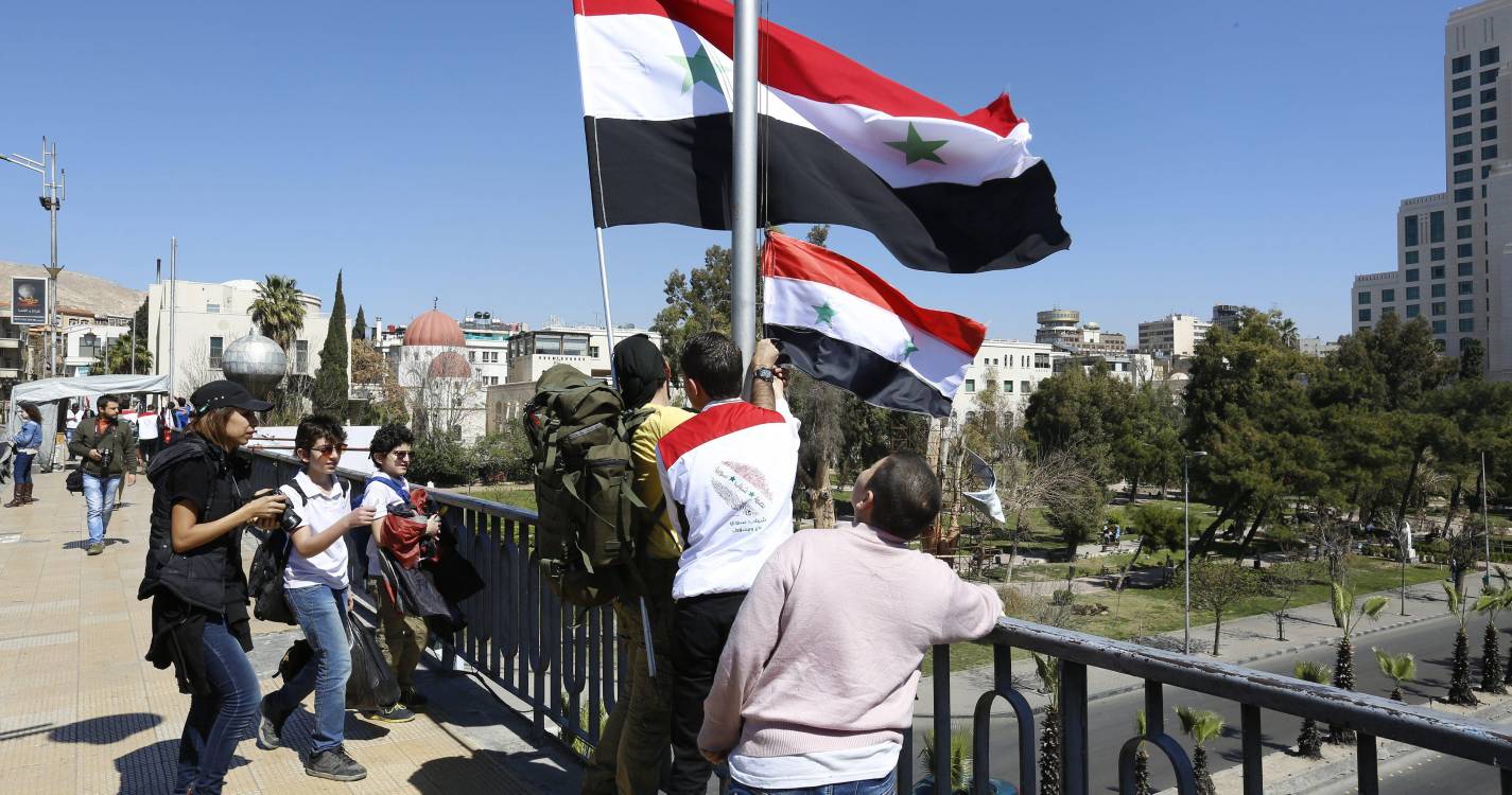 Síria: Paris recebe próxima ronda de negociações entre Damasco e curdos