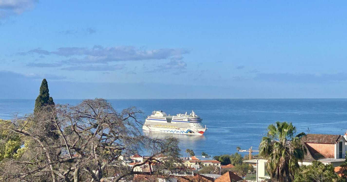 AIDAbella traz 2.200 passageiros para passar o dia na Madeira