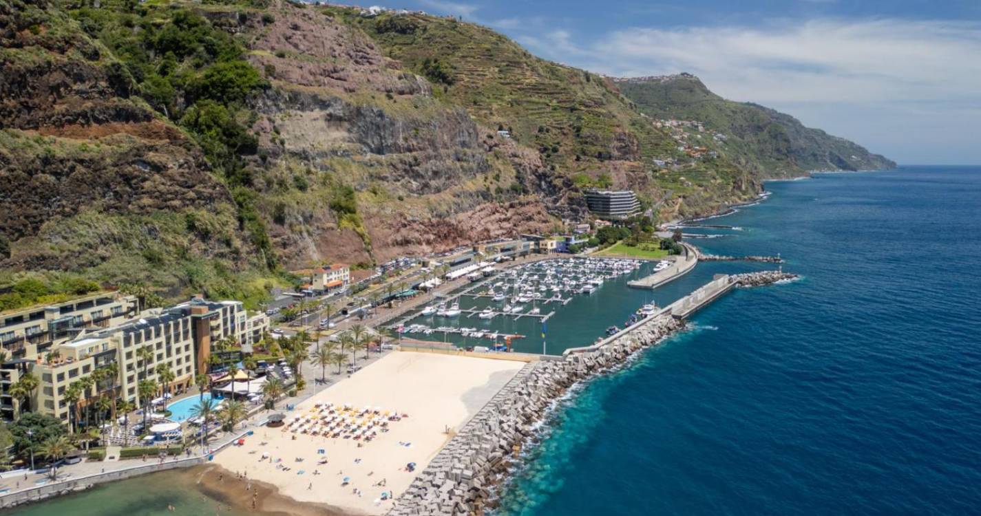 Bandeiras Azul e de Qualidade de Ouro hasteadas na Calheta