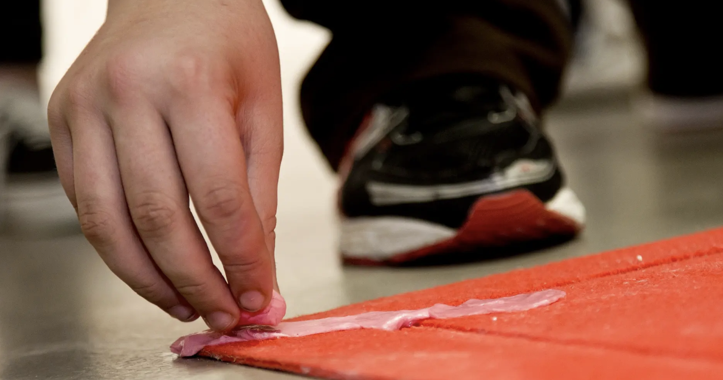 Pastilha elástica liberta microplásticos na saliva e no ambiente quando deitada fora