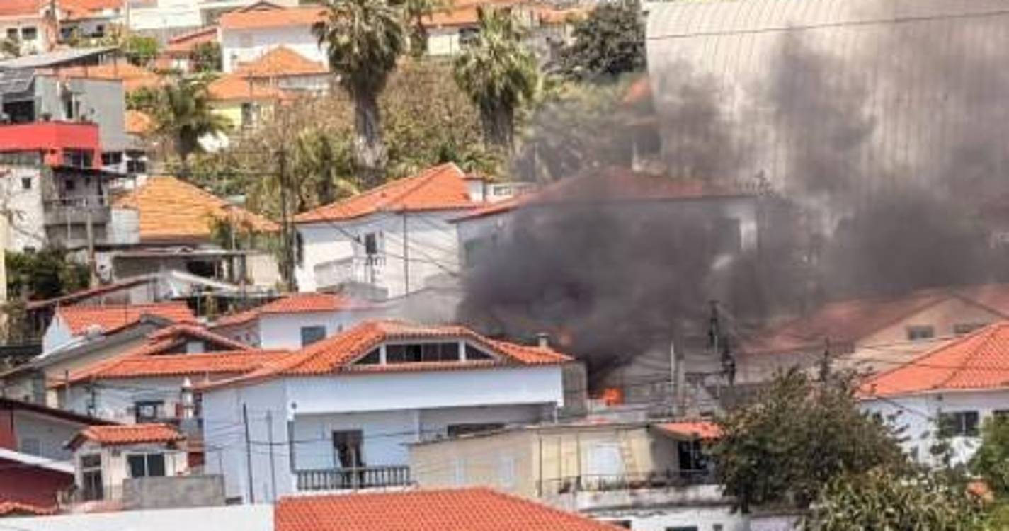 Incêndio no Beco dos Álamos mobiliza duas corporações de bombeiros (com fotos)