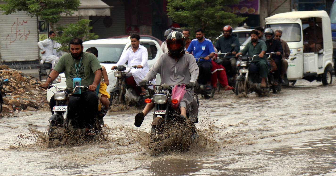 Pelo menos 40 mortos na sequência de chuvas fortes e inundações no Paquistão