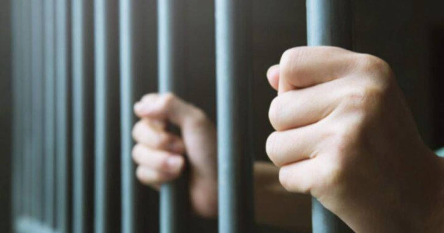 Violência doméstica: Homem em prisão preventiva por violência física e psicológica contra a mãe