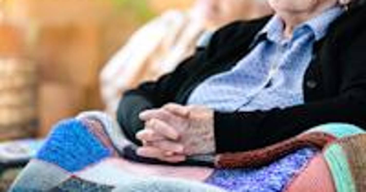 Idosa fica toda a madrugada deitada no chão após queda