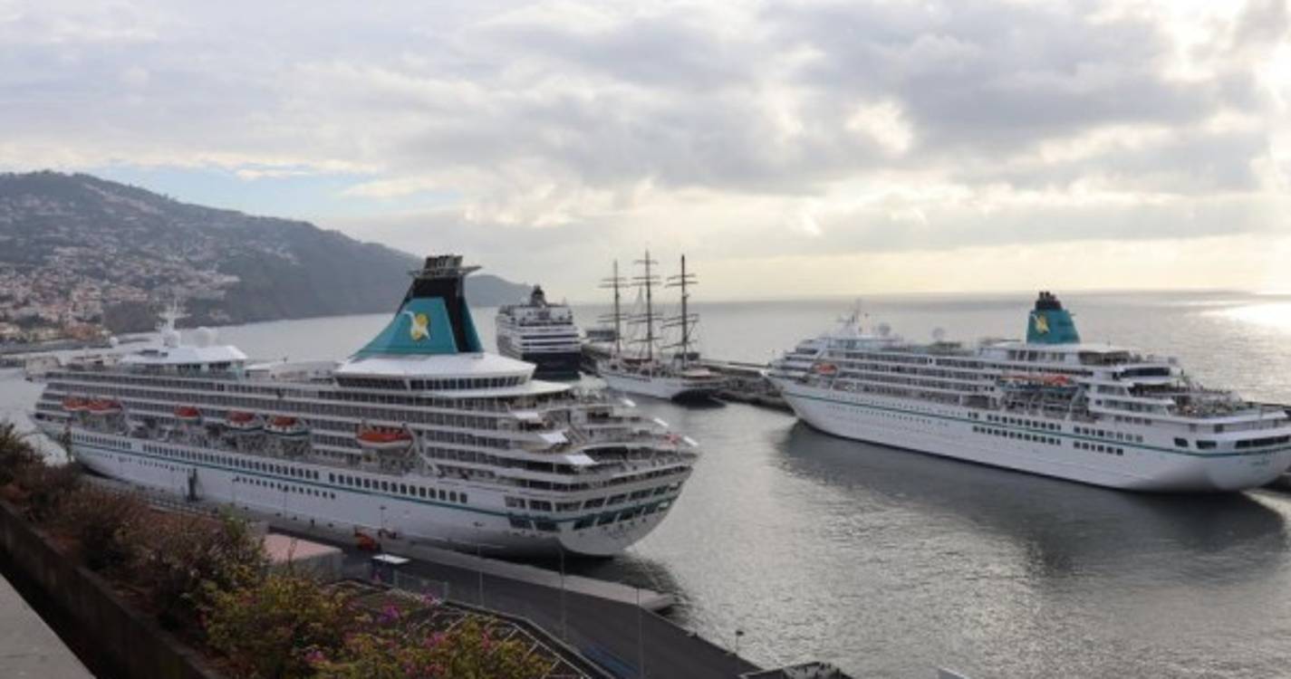 Três dos 13 navios de cruzeiro presentes na passagem de ano já estão na baía do Funchal (fotos)