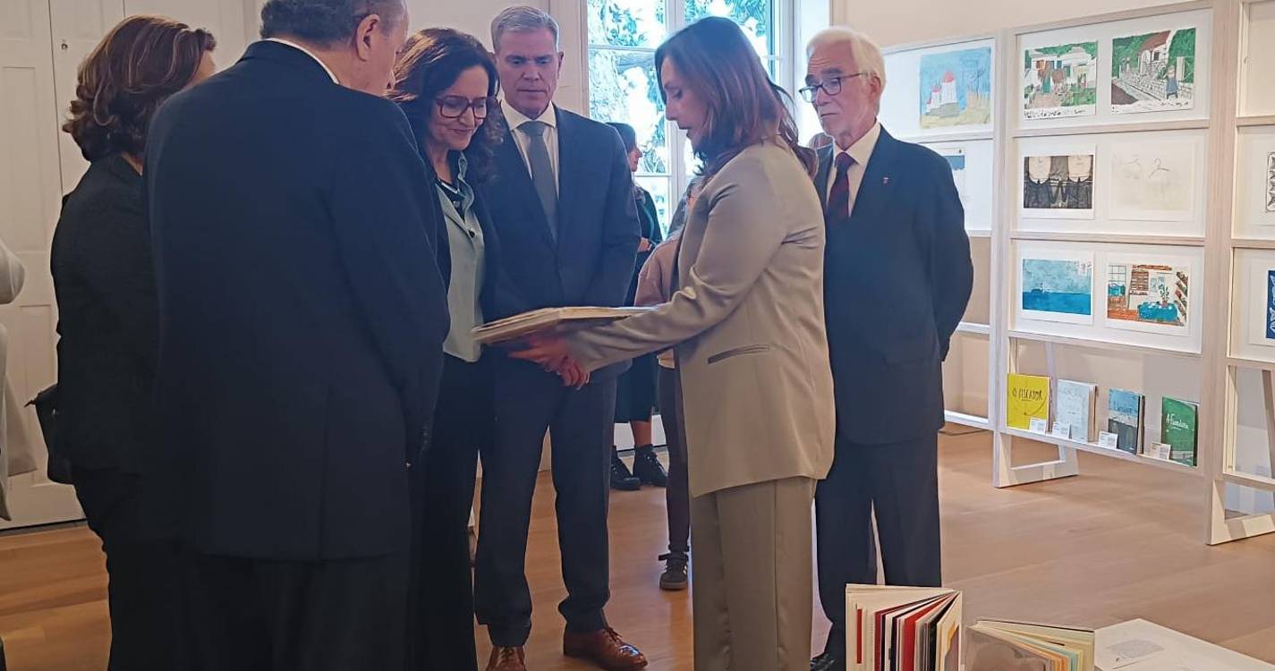 Ministra da Cultura visita Bienal Arte e Design do Funchal e presta homenagem a Maurício Reis
