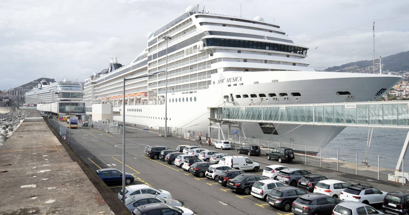 Três navios passam a noite no Porto do Funchal